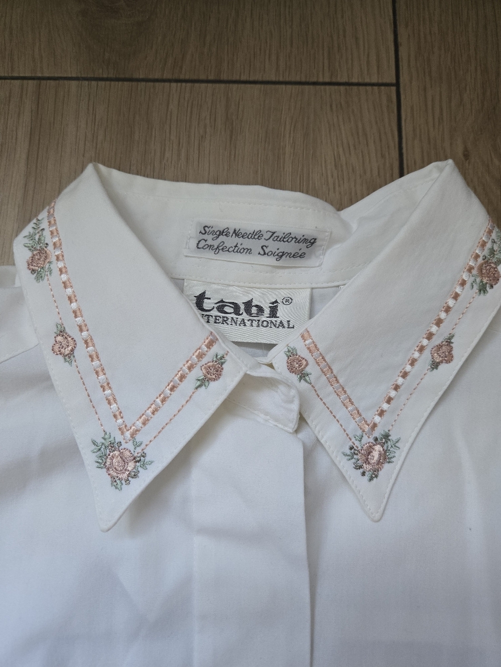 TABI INTERNATIONAL Embroidered Button-down Shirt Size M